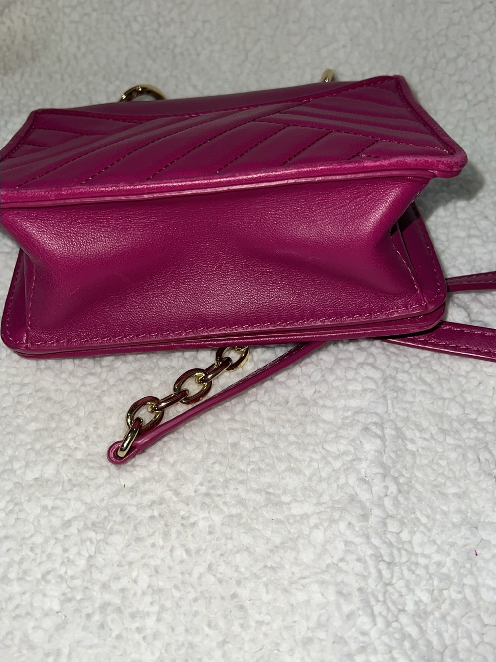 Tory Burch Alexa Mini Fuchsia Quilted Leather Crossbody Bag with Gold Chain - Picture 4 of 4